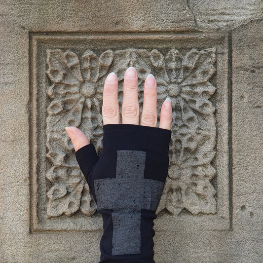 Kate Watts Merino Gloves | Anthracite Cross Black