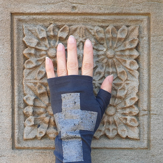 Kate Watts Merino Gloves | Charcoal Cross
