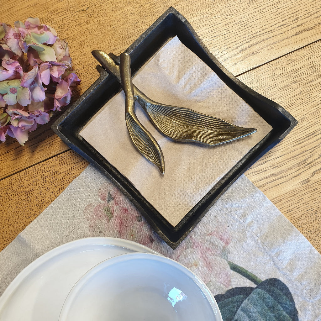 Decorative leaf-shaped napkin holder with paper nakpkins