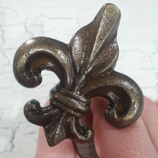 fleur de lis knob